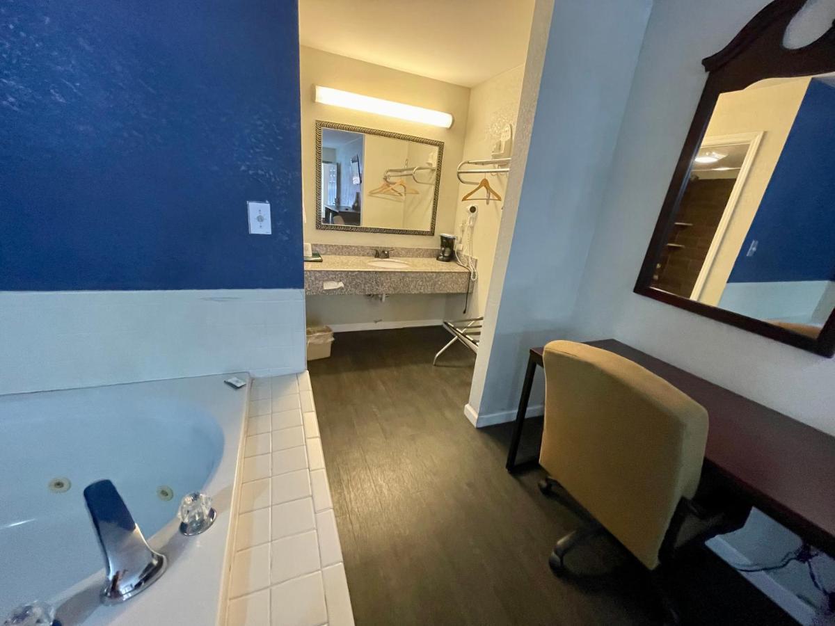 Key West Inn - Roanoke Bagian luar foto