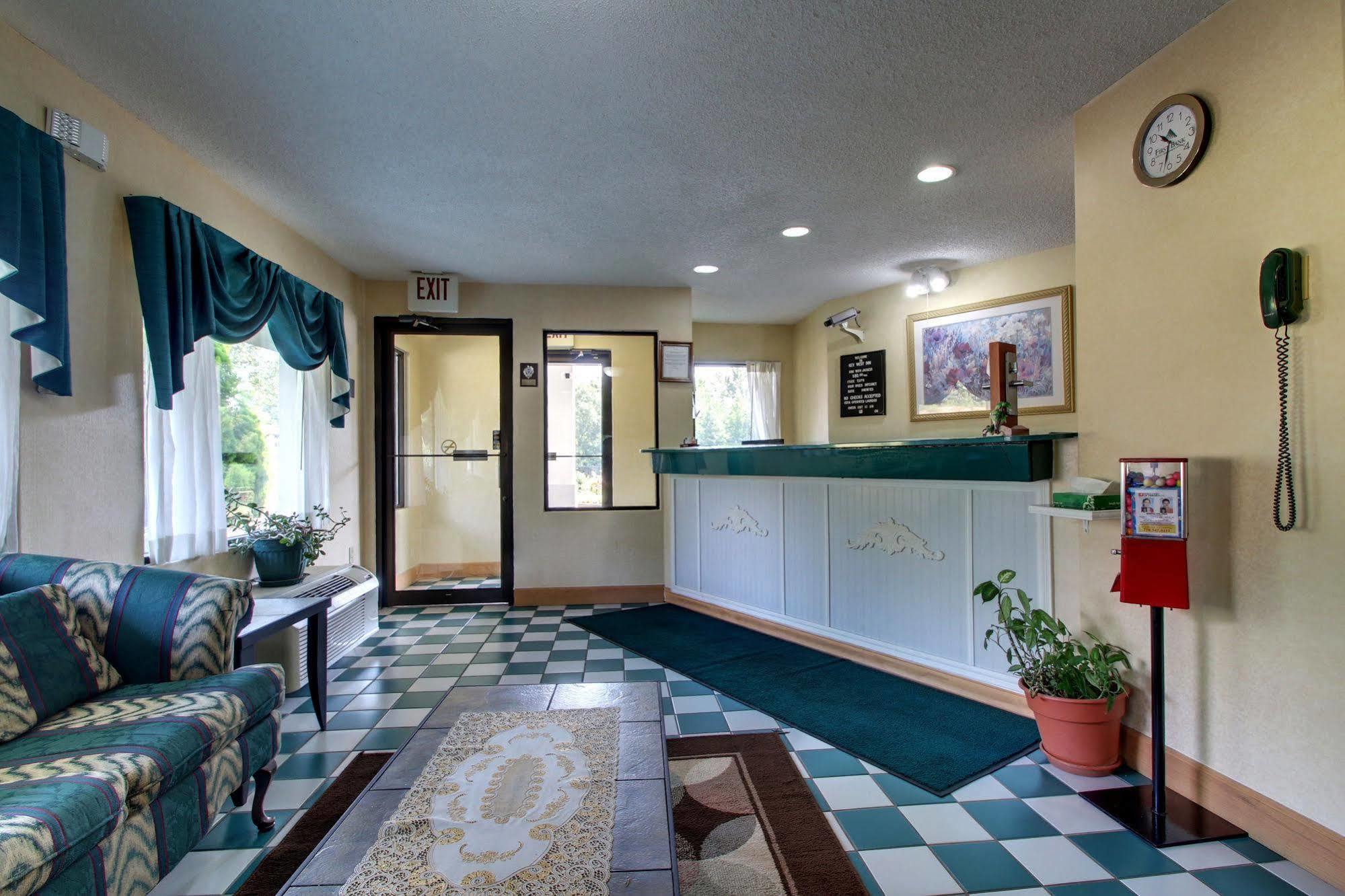Key West Inn - Roanoke Bagian luar foto