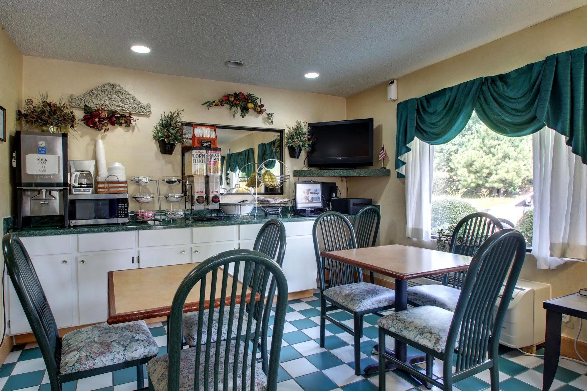 Key West Inn - Roanoke Bagian luar foto